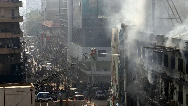  Πακιστάν: 21 οι νεκροί από την πυρκαγιά σε εμπορικό κέντρο στο Καράτσι