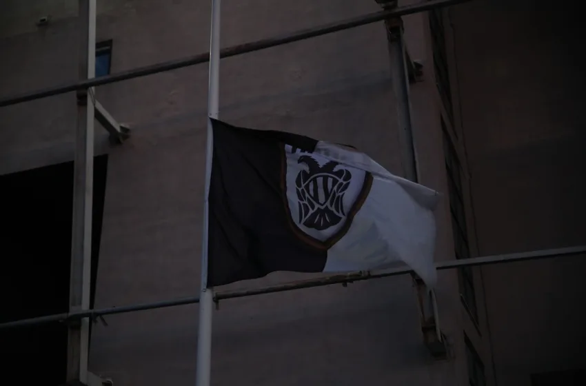  Τραγωδία ΠΑΟΚ: Υποδοχή των επτά σορών στο αεροδρόμιο από τους συνδέσμους του Δικεφάλου