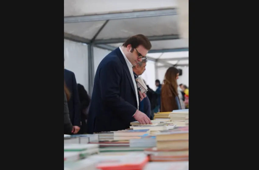  Διάλειμμα για βιβλία για τον Πιερρακάκη- Βίντεο από το Παζάρι στην Κλαυθμώνος