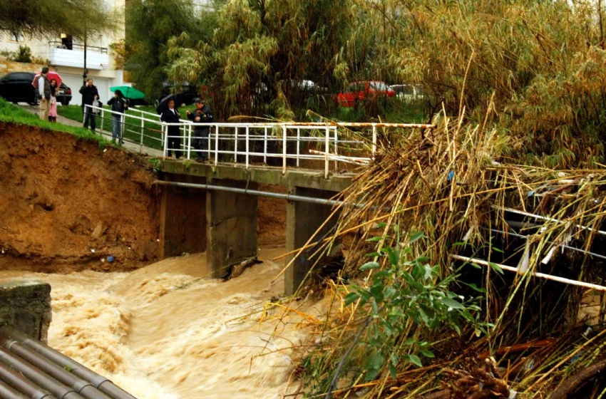  Άγιος Δημήτριος: Εκκενώθηκαν σπίτια κοντά στο ρέμα Πικροδάφνης
