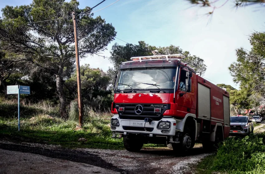  Σπάτα: ΙΧ με δύο επιβάτες παρασύρθηκε από νερά ρέματος- Τους διέσωσε η πυροσβεστική