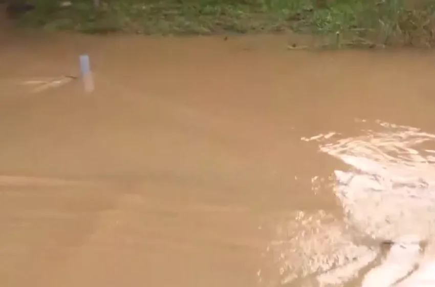  Υπερχείλισε το ρέμα Βάρδα στα Σπάτα– Διακόπηκε η κυκλοφορία προς Πικέρμι