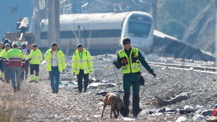  Ισπανία: Η κυβέρνηση αποκλείει το ενδεχόμενο δολιοφθοράς – Στο σημείο της τραγωδίας το βασιλικό ζεύγος