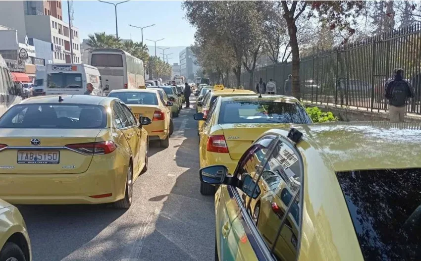  Ταξί: Πορεία προς το υπουργείο Μεταφορών