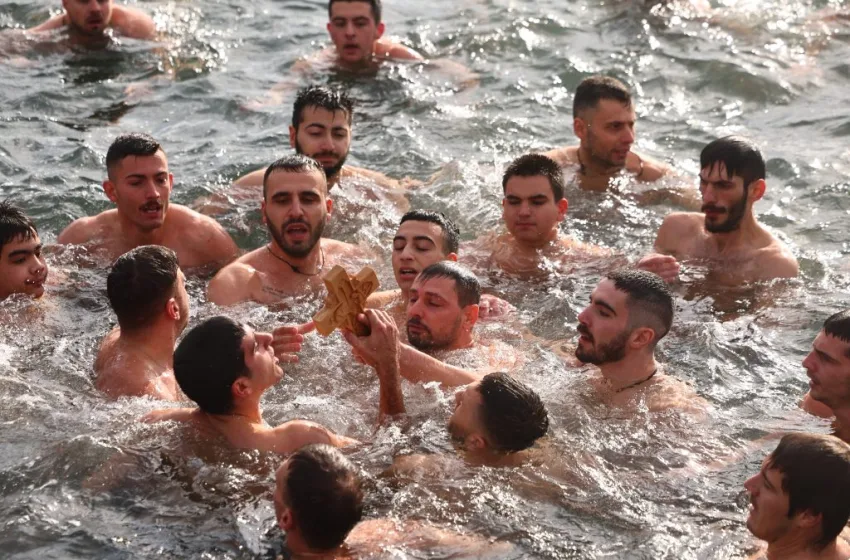  Θεοφάνια: Μεγαλοπρεπής ο εορτασμός του Αγιασμού των Υδάτων σε όλη τη χώρα (vid&εικόνες)