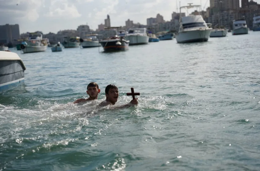  Θεοφάνια: Αγιασμός των υδάτων- Ήθη και έθιμα σε όλη την Ελλάδα (vid)