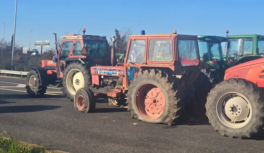  Νίκαια: “Βανδάλισαν” τρακτέρ αγροτών που πήγαν στο Μαξίμου-Έσκασαν λάστιχα και έγραψαν “προδότης”