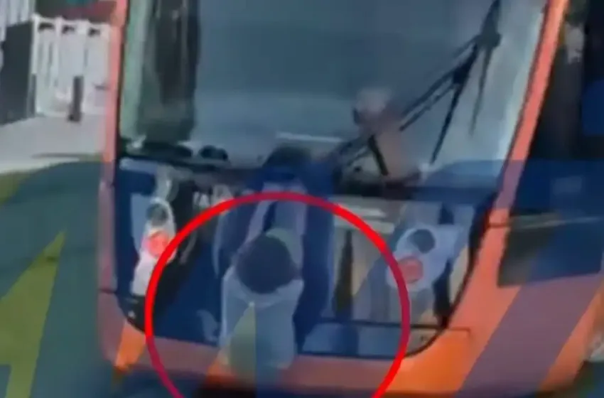  Νέο επικίνδυνο challenge: Ανήλικοι κρέμονται στα Μέσα Μεταφοράς