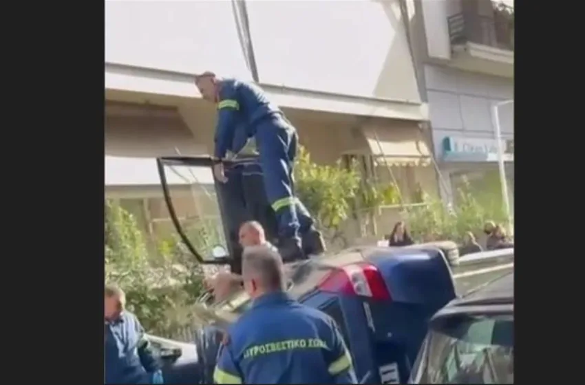  Ανατροπή ΙΧ στον Βύρωνα – Η στιγμή του απεγκλωβισμού