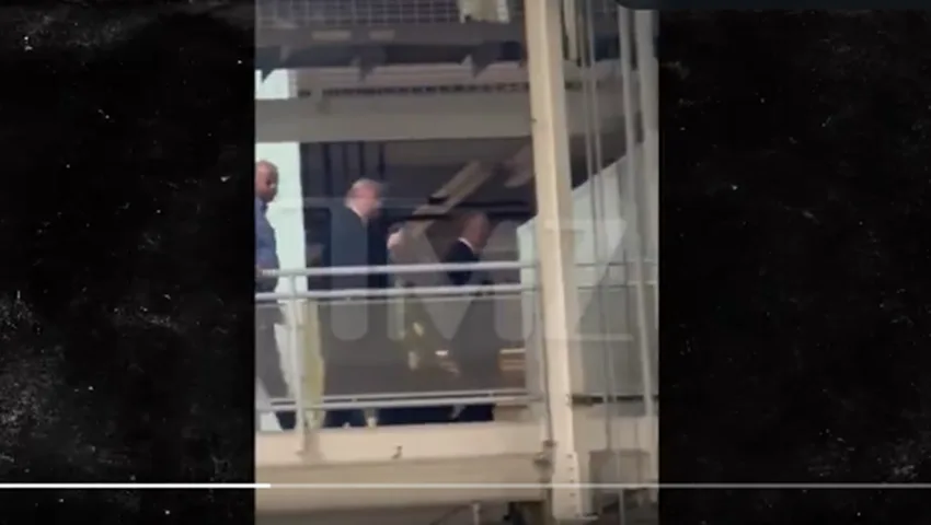  Ο Τραμπ ύψωσε το μεσαίο δάχτυλο σε εργάτη και ο Λευκός Οίκος μίλησε για… απάντηση με “προσήκοντα τρόπο” (vid)