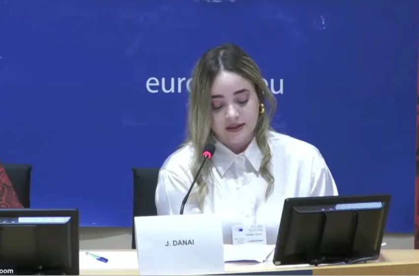  Ευρωκοινοβούλιο: Συγκίνησε η 20χρονη Στεφανία- Ο πατέρας της σκότωσε με 17 μαχαιριές τη μητέρα της