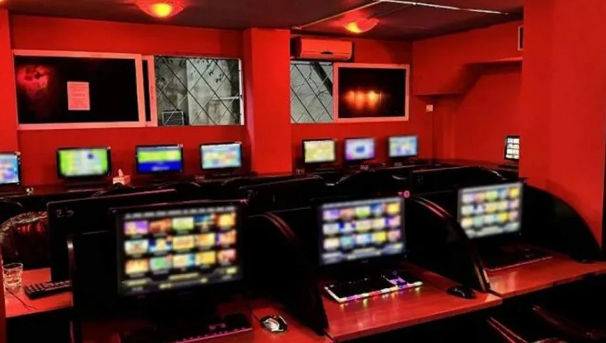  Κυψέλη: Έφοδος της ΕΛΑΣ σε στέκι παράνομου τζόγου- 2 συλλήψεις, κατασχέθηκαν 21 υπολογιστές