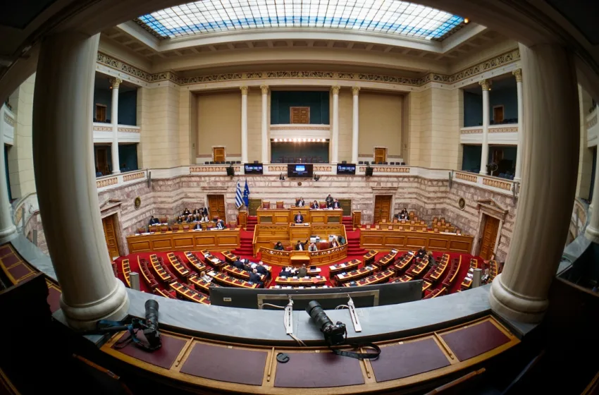  Στη Βουλή το νομοσχέδιο για τη μετανάστευση- Οι βασικές ρυθμίσεις