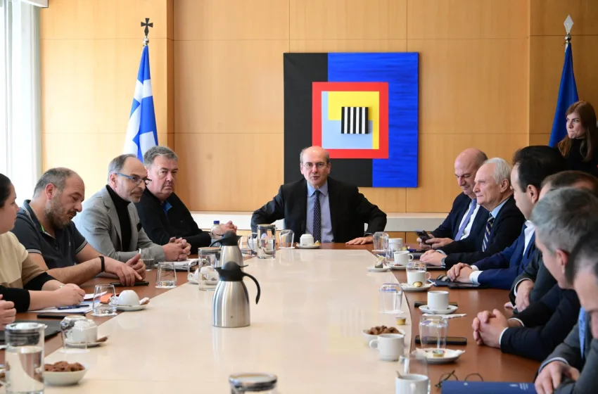  Συνάντηση Χατζηδάκη -Τσιάρα με εκπροσώπους αγροτών: “Είμαστε εδώ να βρούμε λύσεις”