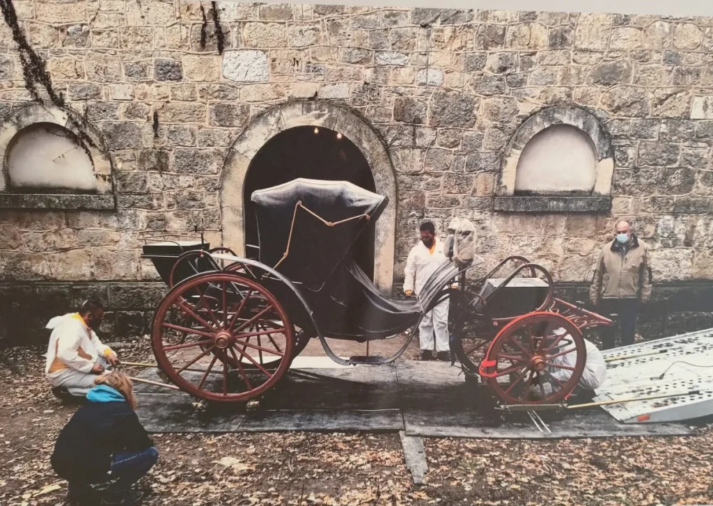 Μεταφορά της βασιλικής άμαξας για συντήρηση