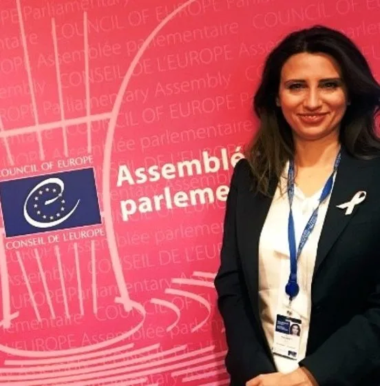  Γιατί η Νίνα πάει (από τον ΣΥΡΙΖΑ) στο ΠΑΣΟΚ μαζί με την έδρα της και γιατί την υποδέχονται θερμά στη Χαριλάου Τρικούπη