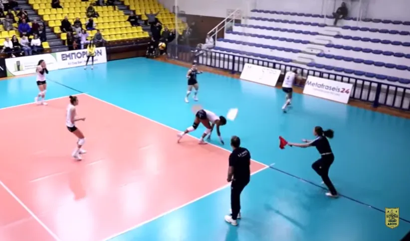  Volley League γυναικών: Κομμάτια από το ταβάνι έπεσαν σε αθλήτρια στο Άρης-Α.Ο. Θήρας (vid)