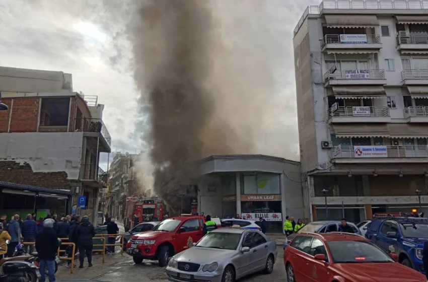  Αγρίνιο: Φωτιά σε κατάστημα υποδημάτων-Πυκνοί καπνοί σκέπασαν την περιοχή (vid)