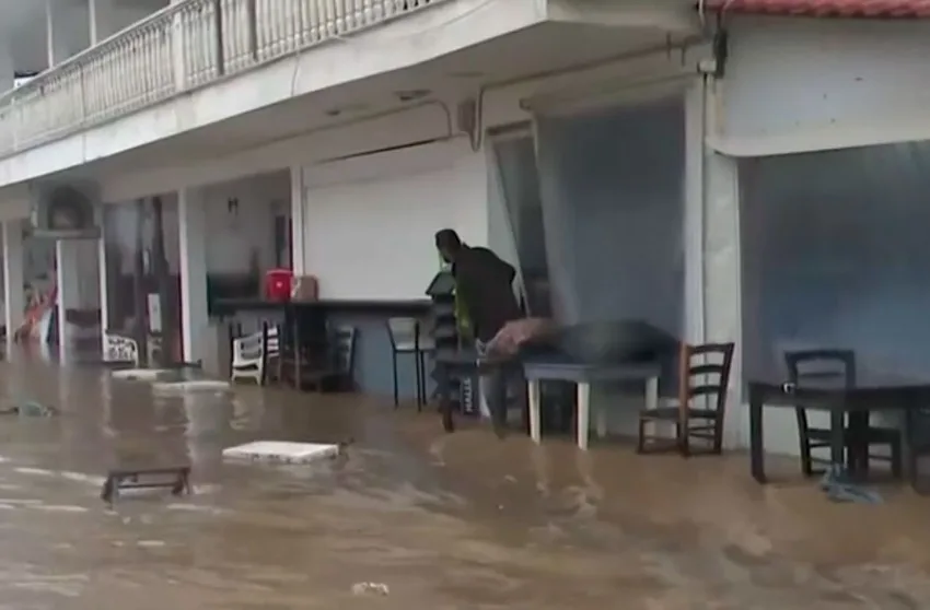  Αγιόκαμπος Λάρισας: ”H θάλασσα βγήκε στη στεριά”-112 στα νησιά του Βορείου Αιγαίου-Προβλήματα στη Μακεδονία (vid)