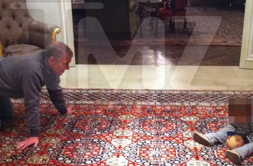  Νέα φωτογραφία του Άντριου προκαλεί αποτροπιασμό-Παίζει με μωρό και μια μπάλα σε σχήμα γυναικείου στήθους