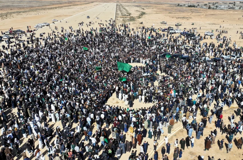  Χιλιάδες άνθρωποι παρευρέθηκαν στην κηδεία του δολοφονημένου γιου του Καντάφι