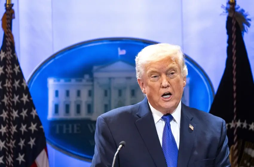  Ο Τραμπ ανεβάζει στο 15% τους δασμούς σε όλες τις εισαγωγές παγκοσμίως