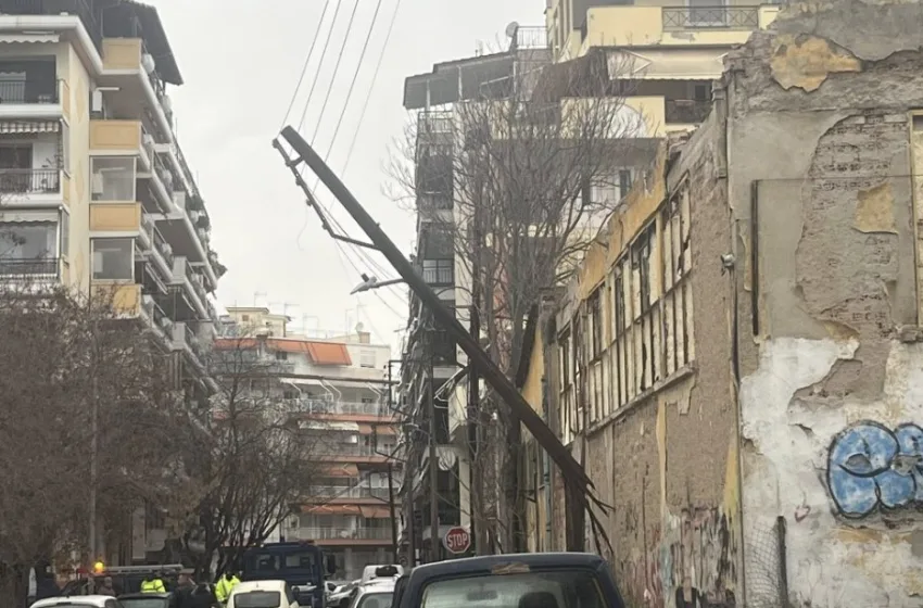  Θεσσαλονίκη: Ξηλώθηκε ολόκληρη σκεπή-Παρέσυρε κολώνα της ΔΕΗ, νοικοκυριά χωρίς ρεύμα