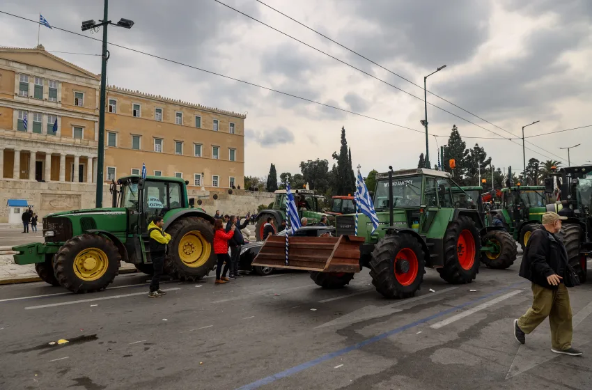  Με κάθε μέσο η “απόβαση” των αγροτών στην Αθήνα-Φορτηγά μεταφέρουν τρακτέρ για το συλλαλητήριο