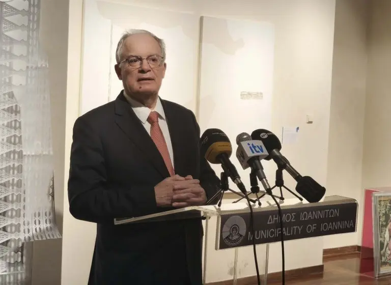  Ο Τασούλας εγκαινίασε την έκθεση «Διαχρονικές Υφές» στα Ιωάννινα: “Ένα οδοιπορικό διαρκούς έμπνευσης”