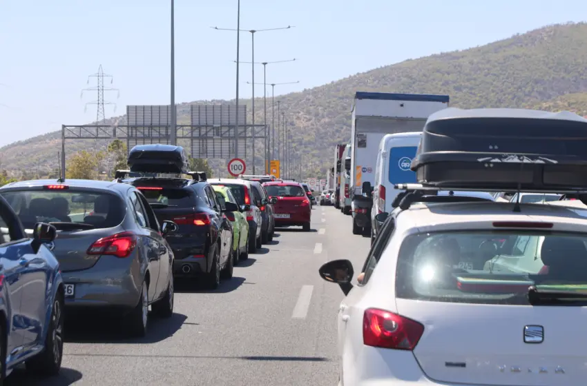  Σε εξέλιξη η επιστροφή των εκδρομέων- Καθυστερήσεις στην Αθηνών-Κορίνθου λόγω τροχαίου