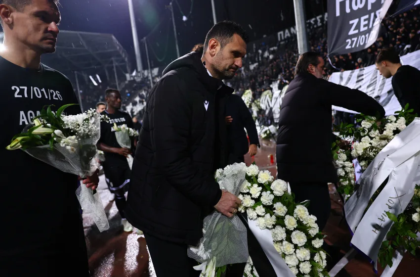  Συγκλονιστικές στιγμές στην Τούμπα: Οπαδοί κλαίνε στην κερκίδα, δεκάδες στεφάνια στη μνήμη των 7 φιλάθλων