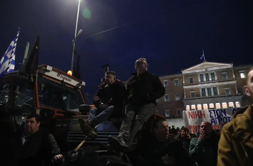  Δυναμικό αγροτικό συλλαλητήριο με τρακτέρ στην Αθήνα- Θα διανυκτερεύσουν στο Σύνταγμα- Αιτήματα, δηλώσεις (εικόνες, vid)