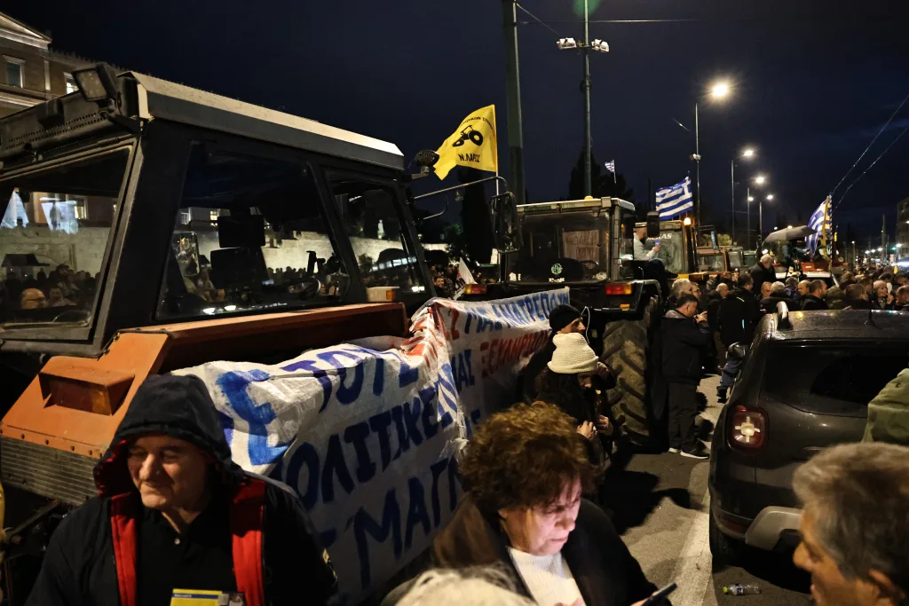 Δυναμικό αγροτικό συλλαλητήριο με τρακτέρ στην Αθήνα- Θα διανυκτερεύσουν στο Σύνταγμα- Αιτήματα, δηλώσεις (εικόνες, vid) 11 6850690