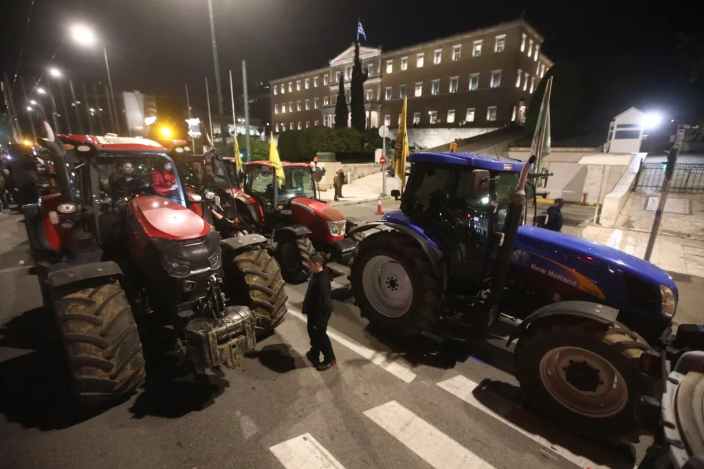 Δυναμικό αγροτικό συλλαλητήριο με τρακτέρ στην Αθήνα- Θα διανυκτερεύσουν στο Σύνταγμα- Αιτήματα, δηλώσεις (εικόνες, vid) 10 6850713