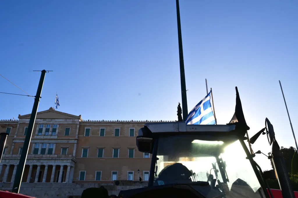 Με κόρνες και μαρσαρίσματα αποχώρησαν οι αγρότες από το Σύνταγμα- "Μέχρι τέλους" το μήνυμά τους (εικόνες, vid) 28 6851091