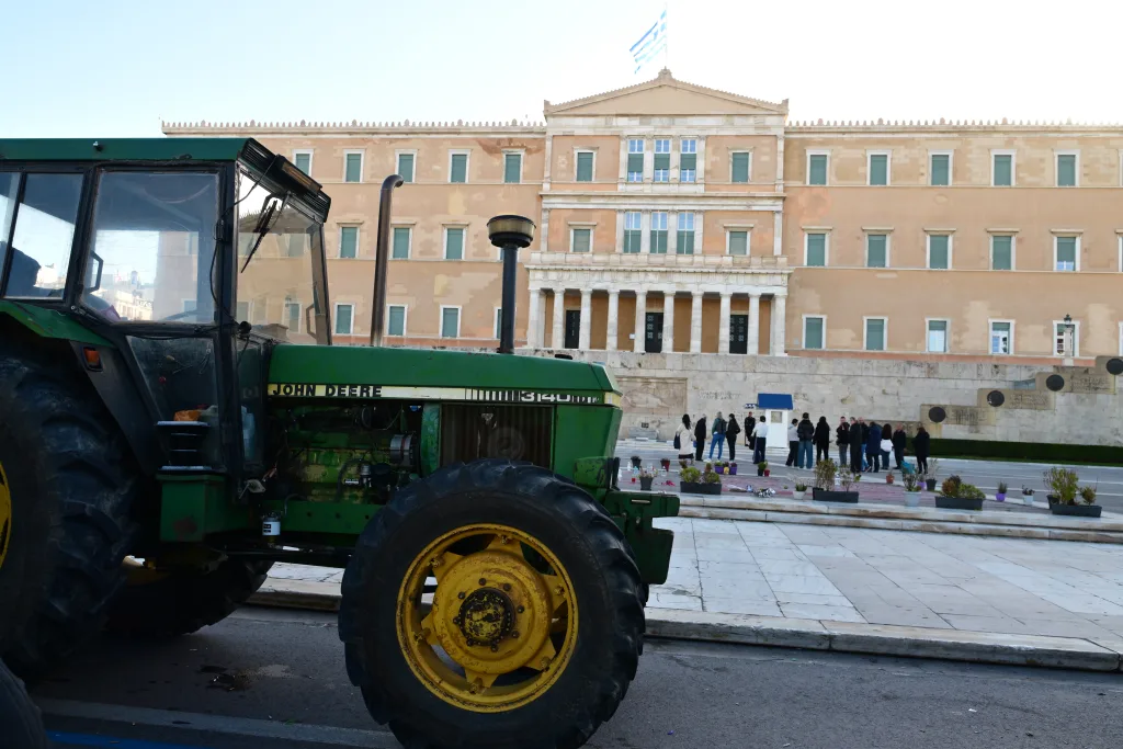 Με κόρνες και μαρσαρίσματα αποχώρησαν οι αγρότες από το Σύνταγμα- "Μέχρι τέλους" το μήνυμά τους (εικόνες, vid) 27 6851092