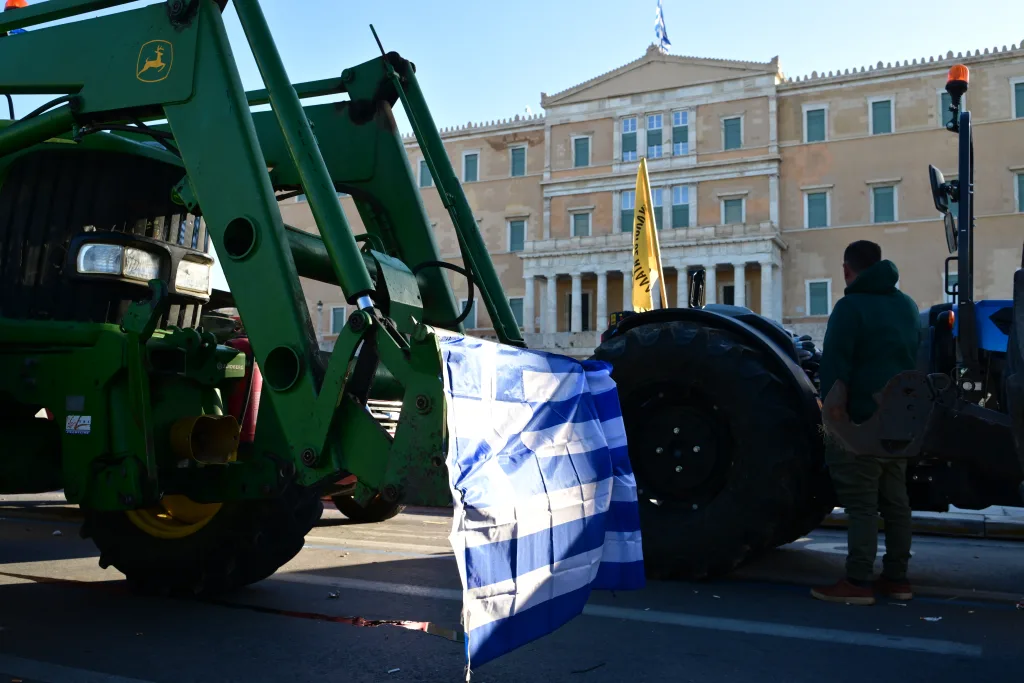 Με κόρνες και μαρσαρίσματα αποχώρησαν οι αγρότες από το Σύνταγμα- "Μέχρι τέλους" το μήνυμά τους (εικόνες, vid) 26 6851100