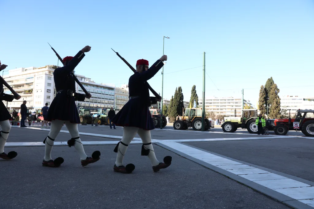 Με κόρνες και μαρσαρίσματα αποχώρησαν οι αγρότες από το Σύνταγμα- "Μέχρι τέλους" το μήνυμά τους (εικόνες, vid) 24 6851109
