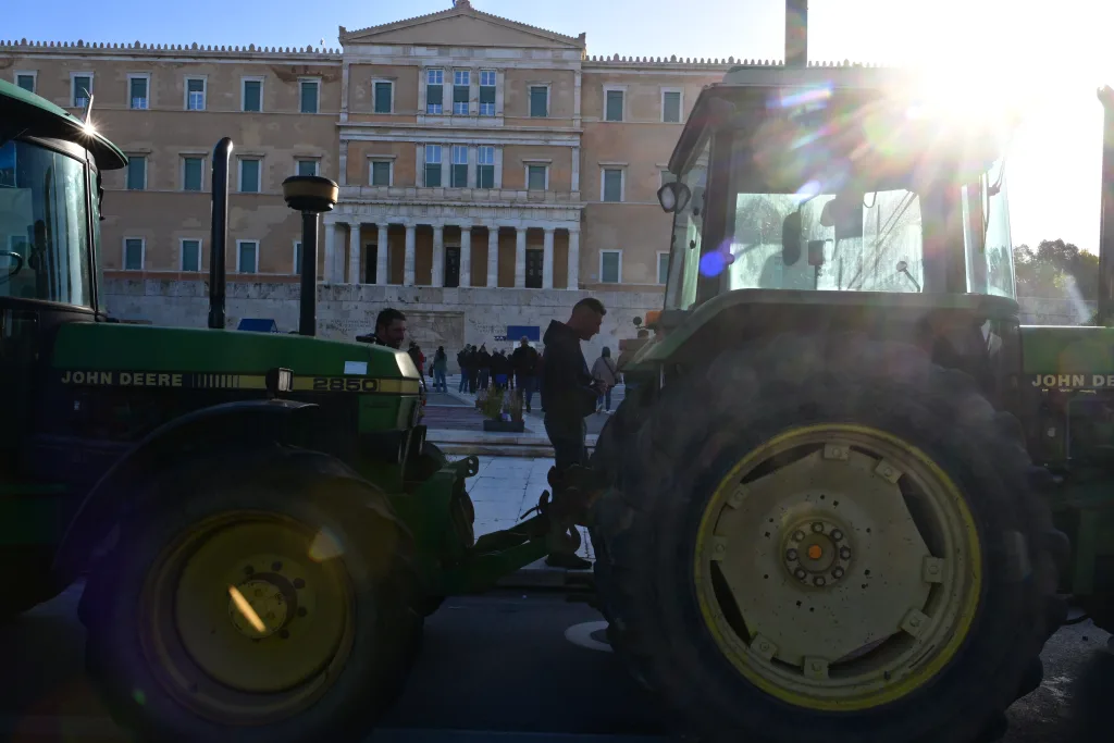Με κόρνες και μαρσαρίσματα αποχώρησαν οι αγρότες από το Σύνταγμα- "Μέχρι τέλους" το μήνυμά τους (εικόνες, vid) 25 6851111