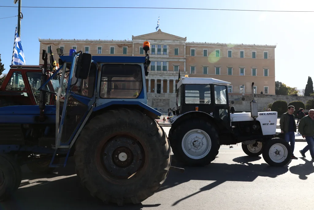 Με κόρνες και μαρσαρίσματα αποχώρησαν οι αγρότες από το Σύνταγμα- "Μέχρι τέλους" το μήνυμά τους (εικόνες, vid) 20 6851157