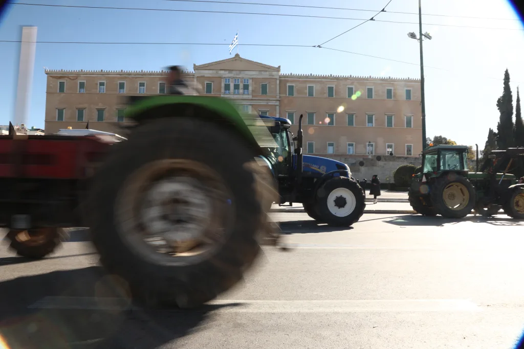 Με κόρνες και μαρσαρίσματα αποχώρησαν οι αγρότες από το Σύνταγμα- "Μέχρι τέλους" το μήνυμά τους (εικόνες, vid) 21 6851160