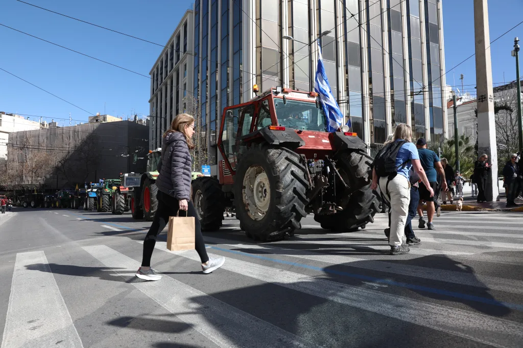 Με κόρνες και μαρσαρίσματα αποχώρησαν οι αγρότες από το Σύνταγμα- "Μέχρι τέλους" το μήνυμά τους (εικόνες, vid) 17 6851182