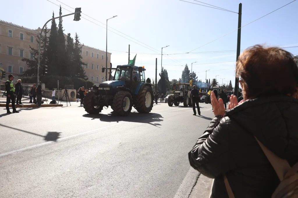 Με κόρνες και μαρσαρίσματα αποχώρησαν οι αγρότες από το Σύνταγμα- "Μέχρι τέλους" το μήνυμά τους (εικόνες, vid) 18 6851188