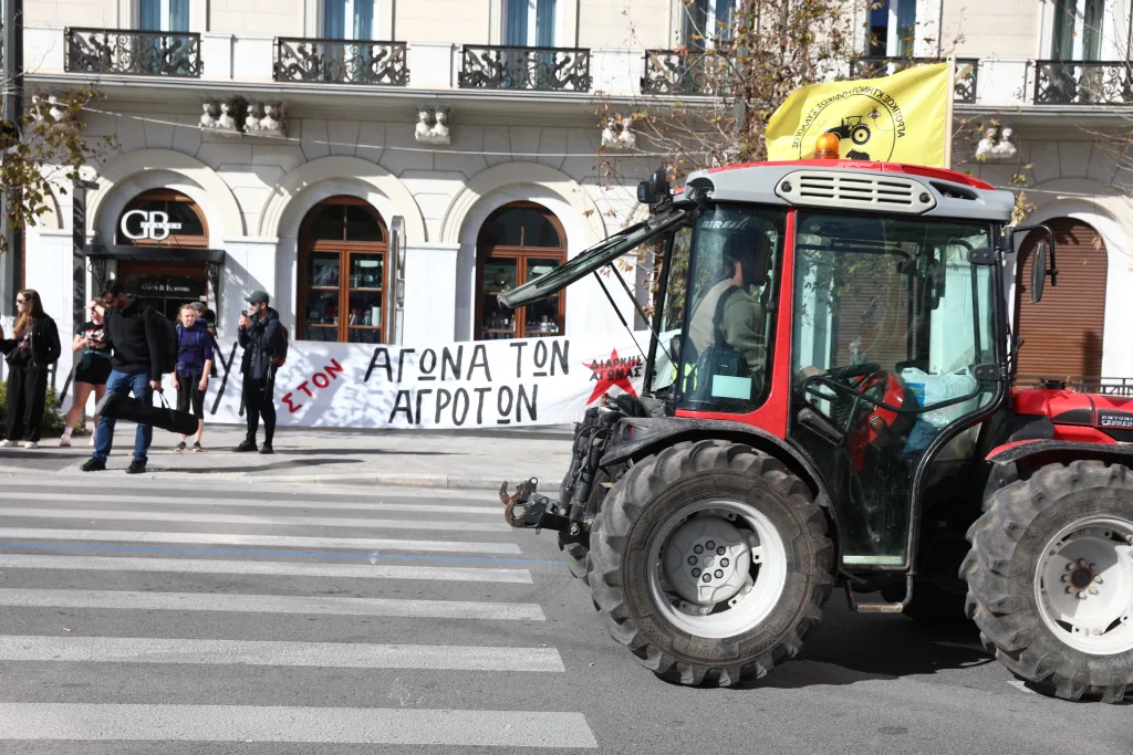 Με κόρνες και μαρσαρίσματα αποχώρησαν οι αγρότες από το Σύνταγμα- "Μέχρι τέλους" το μήνυμά τους (εικόνες, vid) 19 6851192