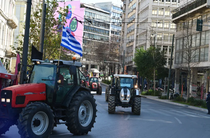  Με κόρνες και μαρσαρίσματα αποχώρησαν οι αγρότες από το Σύνταγμα- “Μέχρι τέλους” το μήνυμά τους (εικόνες, vid)