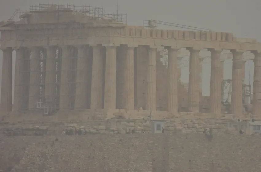  Η αφρικανική σκόνη “καταπίνει” την Ακρόπολη- Εντυπωσιακές εικόνες