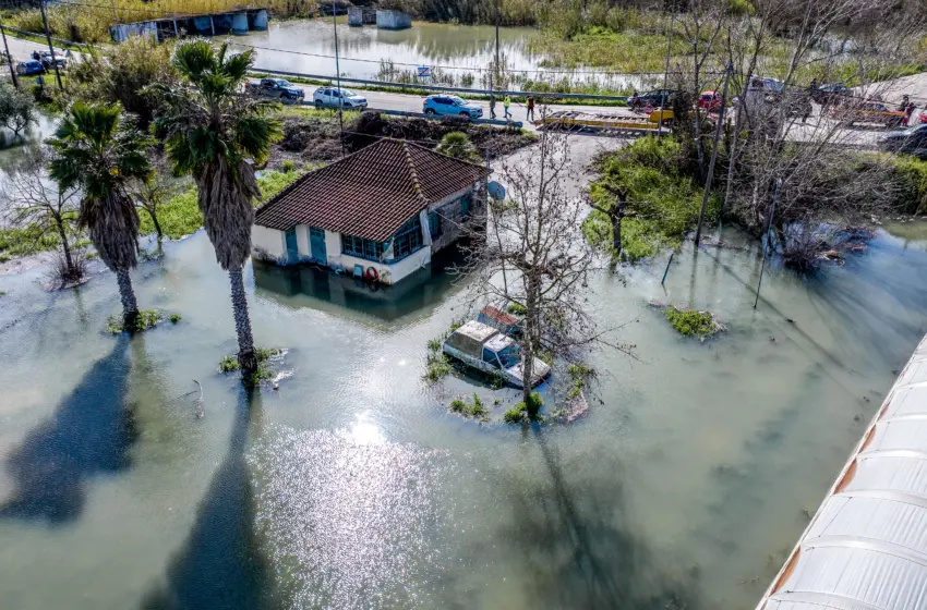  Σάρωσε η κακοκαιρία: Πλημμύρες, καθιζήσεις, κατολισθήσεις-Βγήκε η θάλασσα στη στεριά στην Πάρο