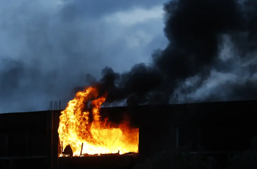  Σπάτα: Μαίνεται φωτιά στην αποθήκη επιχείρησης αθλητικών ειδών – Επεκτάθηκε σε διπλανό κτίριο, ενισχύθηκαν οι δυνάμεις (vid)