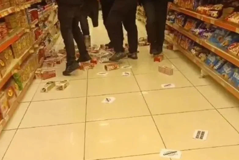  Βόλος: Ομάδα νέων μπήκε σε σούπερ μάρκετ και πέταξε τα μπισκότα ”Βιολάντα”-Διαμαρτυρία για τον θάνατο των εργατριών