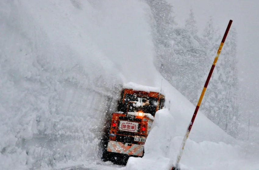  Ιαπωνία: Το χιόνι έφτασε τα 2, 7 μέτρα-”Παρέλυσαν” οι συγκοινωνίες (vid)